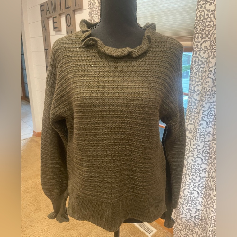 Madewell women’s green wool sweater. Size medium. 🖤